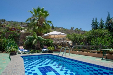 Swimmingpool mit Blick in die Sierra von Tijarafe