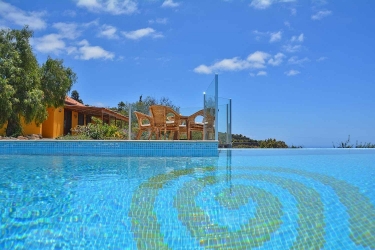 Vista de la piscina a la casa rural Caracol