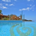 Vista de la piscina a la casa rural Caracol