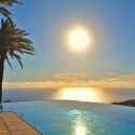 Puesta de sol en la piscina de la casa de vacaciones Caracol
