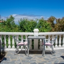 Terrasse mit Tisch und Stühlen