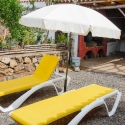 Sonnenliegen hinter dem Haus