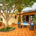 Terrasse mit Sitzmöbeln am traumhaften Ferienhaus M.